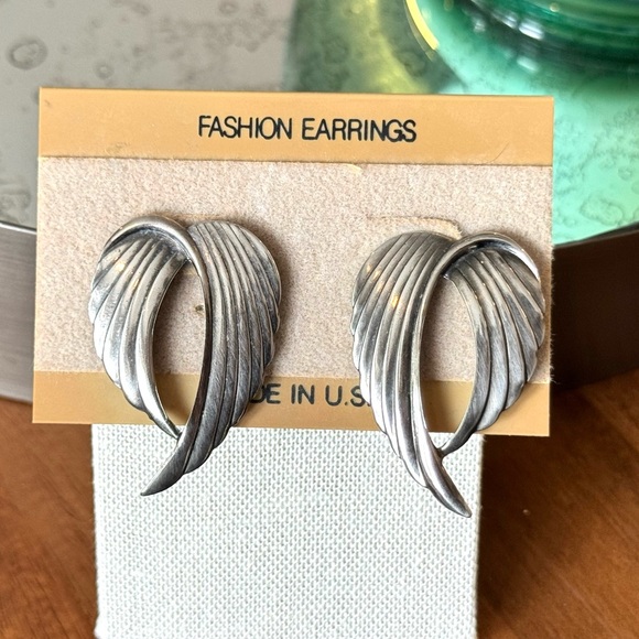Vintage Silver Metal Wing Earrings - Picture 2 of 6